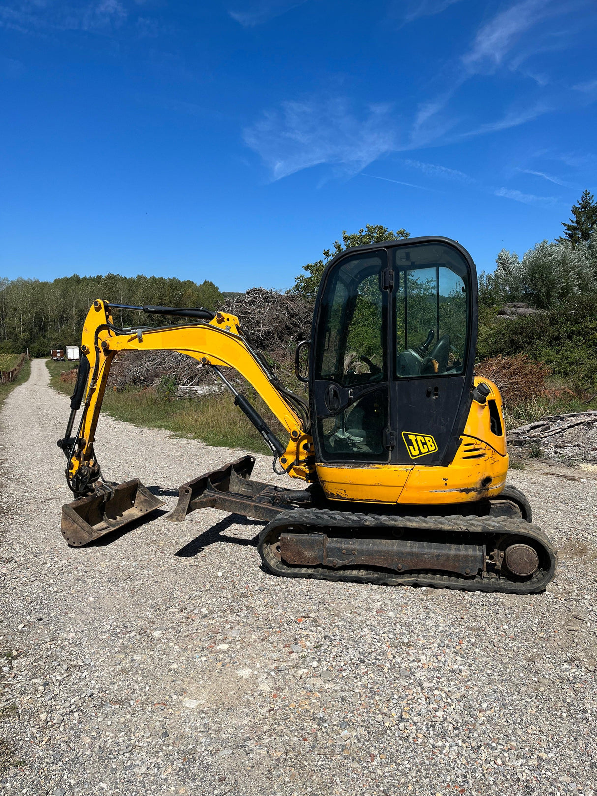 JCB 8025