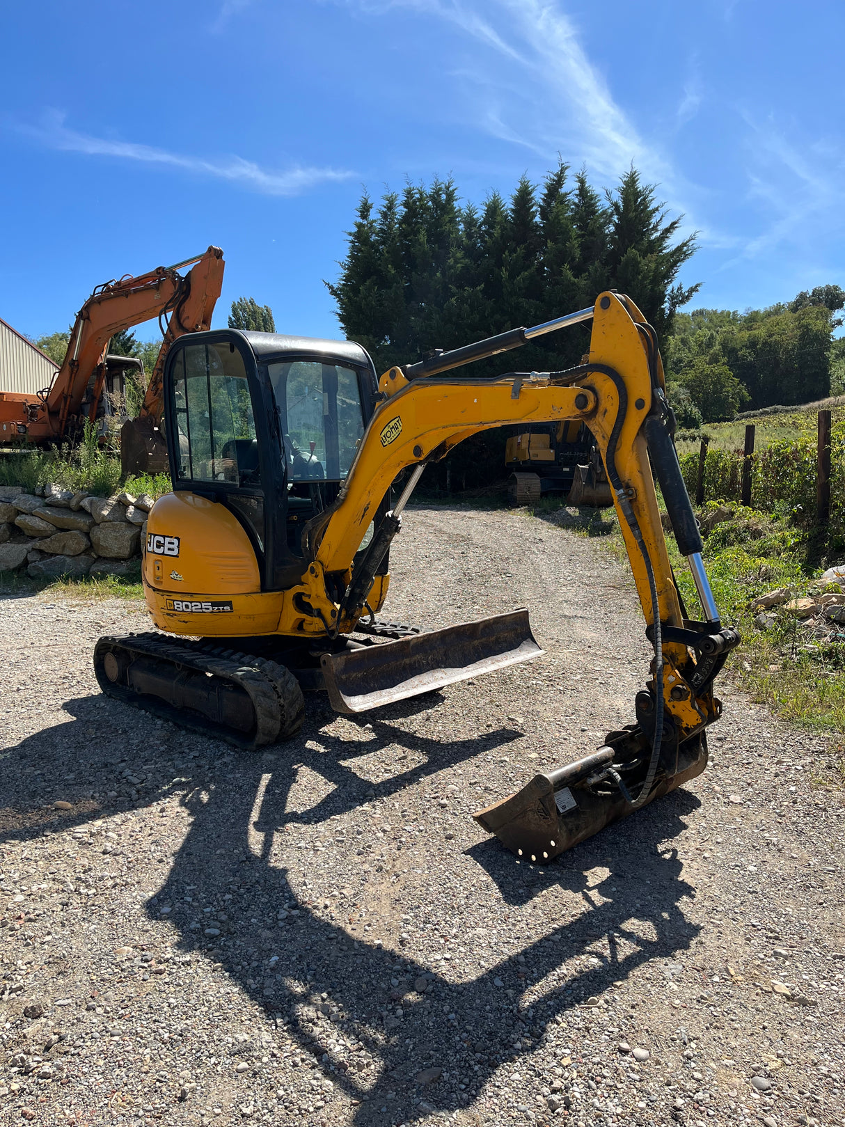 JCB 8025
